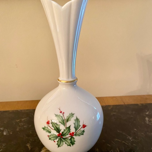 Lenox bud vase with 24k gold trim - Picture 1 of 1